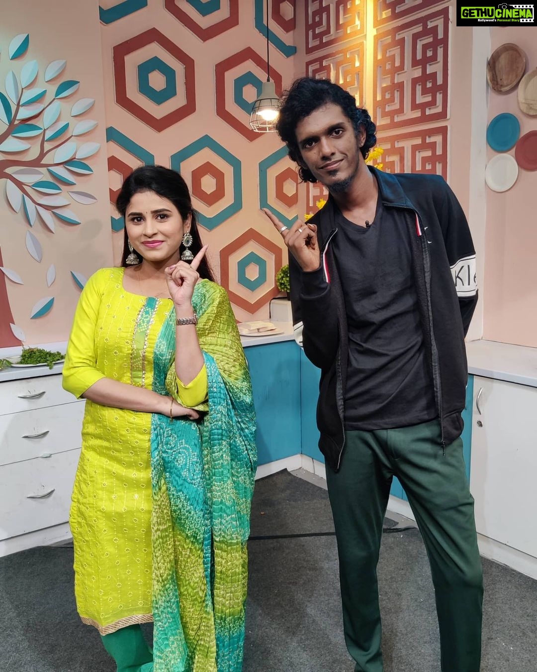 Rithika Tamil Selvi Instagram - 😊 @bjbala_kpy @kuraishi_the_entertainer @sarath_kpy . . . Chudi @elegant_fashion_way Designer @thisadesignstudio . . . #rithika #RithikaTamilselvi #tamil_rithika #vijaystars #vijaytelevision