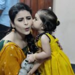 Rithika Tamil Selvi Instagram - Unexpected kiss from this little angel 🥰It's priceless☺️ . . . . #rithika #rithikavijaytv #amirthabaakiyalakshmi #vijaystars #vijaytelevision #tamil_rithika