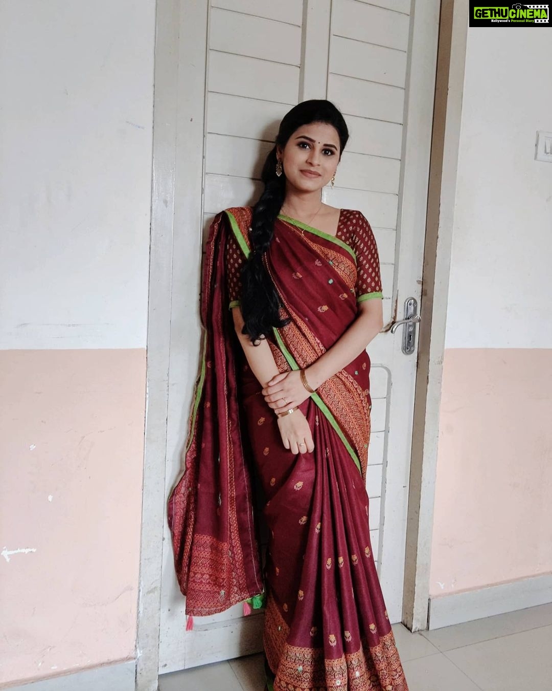 Rithika Tamil Selvi Instagram - Always look on the bright side of Life. Good noon✌️😊 . . . . Saree @ashas_womens_collection Blouse @saleemakamal . . . #Rithika #rithikavijaytv #vijaystars #vijaytelevision #amirthabaakiyalakshmi #baakiyalakshmi #baakiyalakshmi_serial