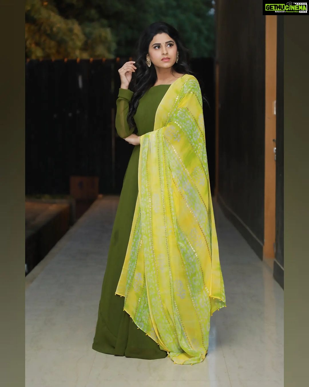 Rithika Tamil Selvi Instagram - Look at people with the eyes of your heart. GOOD MORNING πΈπΊπ . . . . Outfit @sdduniqueboutique_97 PC @vishnukanth_gk . . . #rithika #tamil_rithika #rithikavijaytv #rithikacwc #vijaystars #vijaytelevision #comedyrajakalakkalrani #crkr