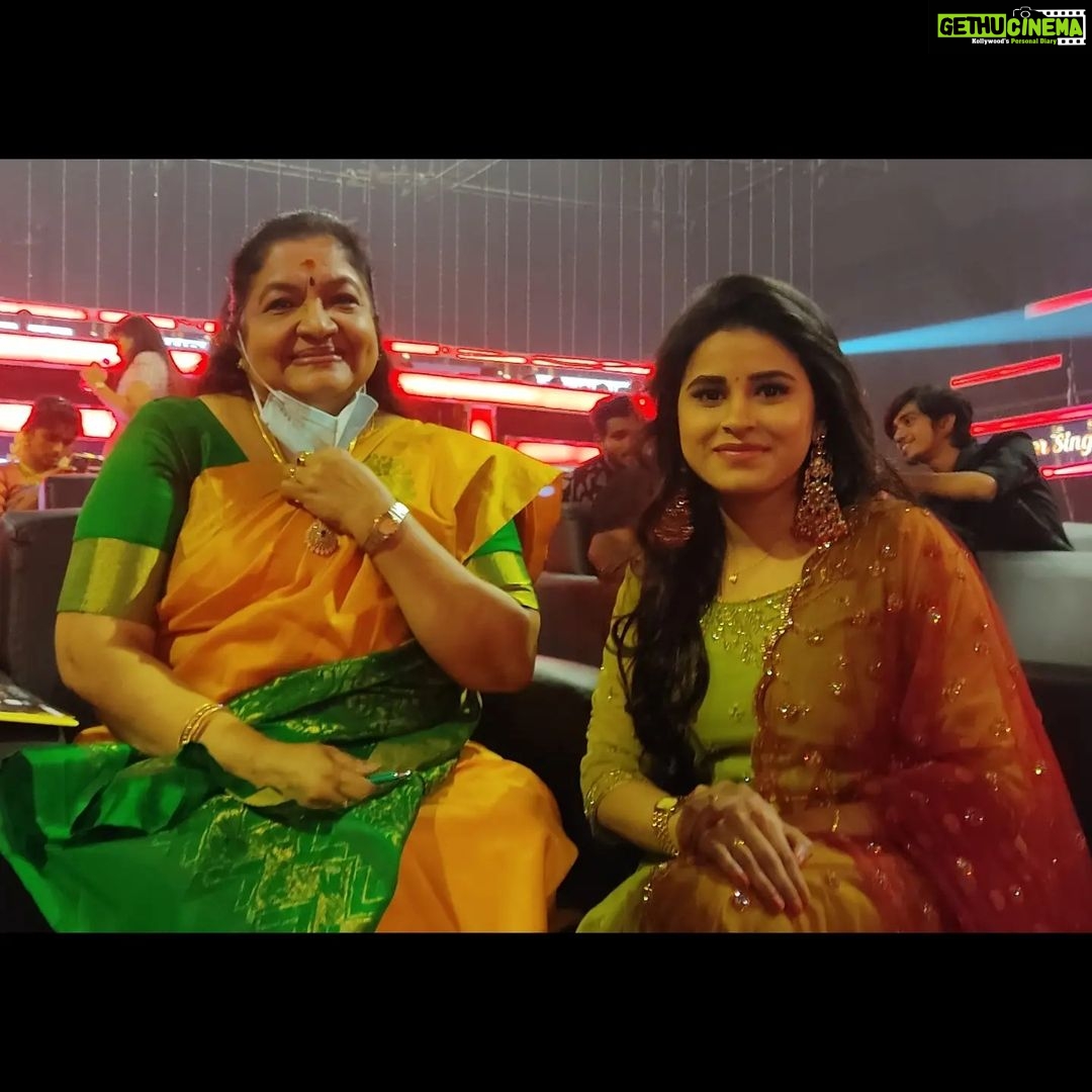 Rithika Tamil Selvi Instagram - That was a great day with these lovely people 😍especially I'm soo happy that I met my most favorite singer @kschithra amma❤felt so blessed ☺ . . . . #rithika #rithikavijaytv #tamil_rithika #vijaystars #vijaytelevision #supersinger #supersinger8 #supersingerfinale
