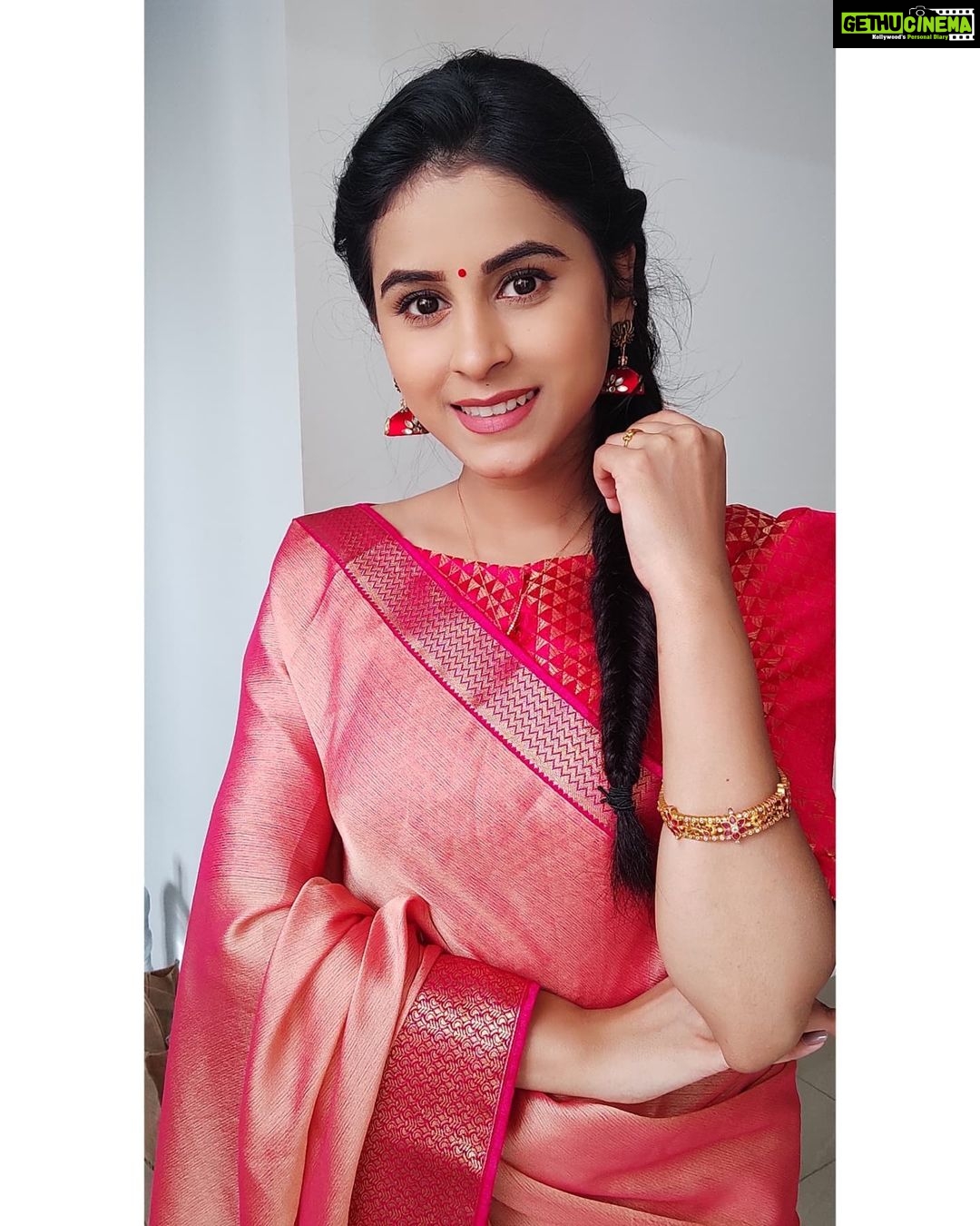 Rithika Tamil Selvi Instagram - Life is always a SURPRISE . Make sure that you are surprised in a good way😊 Have a great month ahead ✌ Saree @ashas_womens_collection Designer @thisadesignstudio . . . #rithika #sareelove #vijaystars #tamil_rithika #rithikavijaytv #traditionalwear