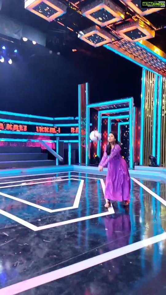Rithika Tamil Selvi Instagram - Play time in between the shoot 😃🏐 @bjbala_kpy @rakshan_vj . . . . #rithika #rithikavijaytv #reelsindia #reelsinstagram #vijaystars