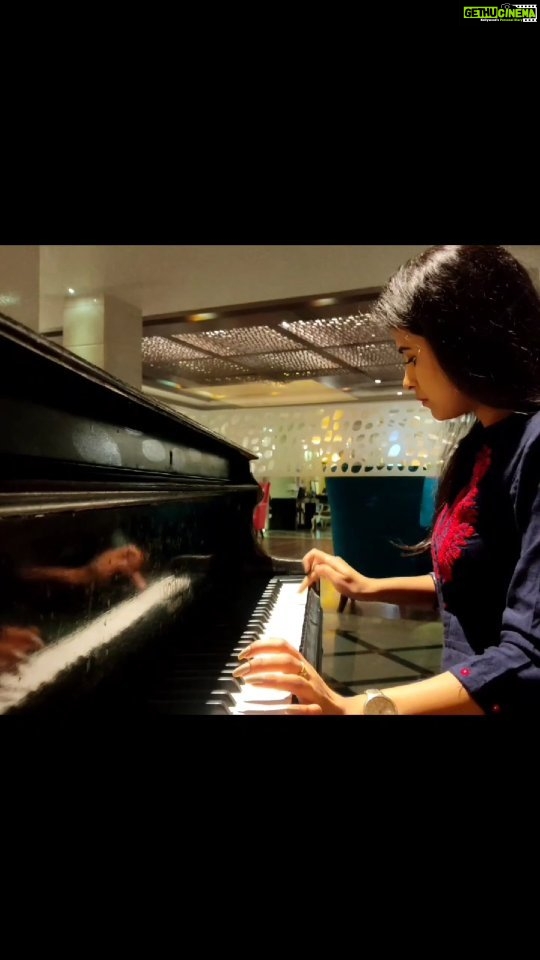 Rithika Tamil Selvi Instagram - Guess this BGM friends 😊✌🎹 . . . . #Rithika #rithikavijaytv #rithika #piano #musiclove #vijaystars #reelsindia #reelsinstagram