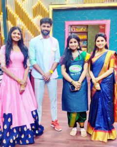 Rithika Tamil Selvi Instagram - Happy faces 😀❤
. 
. 
. 
#Rithika #rithikacookwithcomali #cookwithcomali2 #cookwithcomalicelebration #cookwithcomaliseason2 #cookwithcomalifamily #cookwithcomali #vijaystars #vijaytelevision #vijaytvartist #vijaytvshows #stressbuster #tamil_rithika #tamilselvi_rithika #rithikavijaytv #rithikacwc