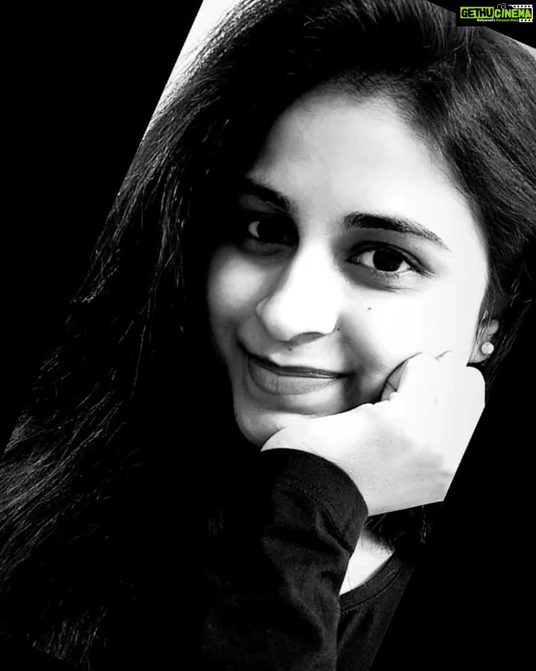 Rithika Tamil Selvi Instagram - Happy night & sweet dreams my insta family 🌙☺ . . . #Rithika #tamil_rithika #rithika #rithikavijaytv