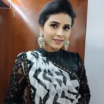 Rithika Tamil Selvi Instagram - The expert in anything was once a beginner. Good evening 😊✌️ . . . Saree @ashas_womens_collection Blouse @yaradesigners Earrings @made_for_hers . . . #rithika #rithikavijaytv #tamil_rithika #vijaystars #vijaytelevision #sareelove