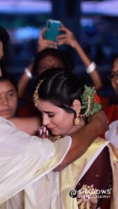 Rithika Tamil Selvi Instagram - Dream come true moments 🥹❤️

MUA @profile_makeover 
Hair stylist @mani_stylist_ 
Groom makeup & hair stylist @chella_hair_makeup 
Blouse @knotweddinghouse 
Kasavu @ar_handlooms_kuthampully 
Maangtikka @vivahbridalcollections 
Mehendi @aravinth_mehendi_makeup
.
.
.
#rithika #tamil_rithika #rithikawedding #keralawedding #guruvayoorwedding #vinurithika #vijaystars #vijaytelevision