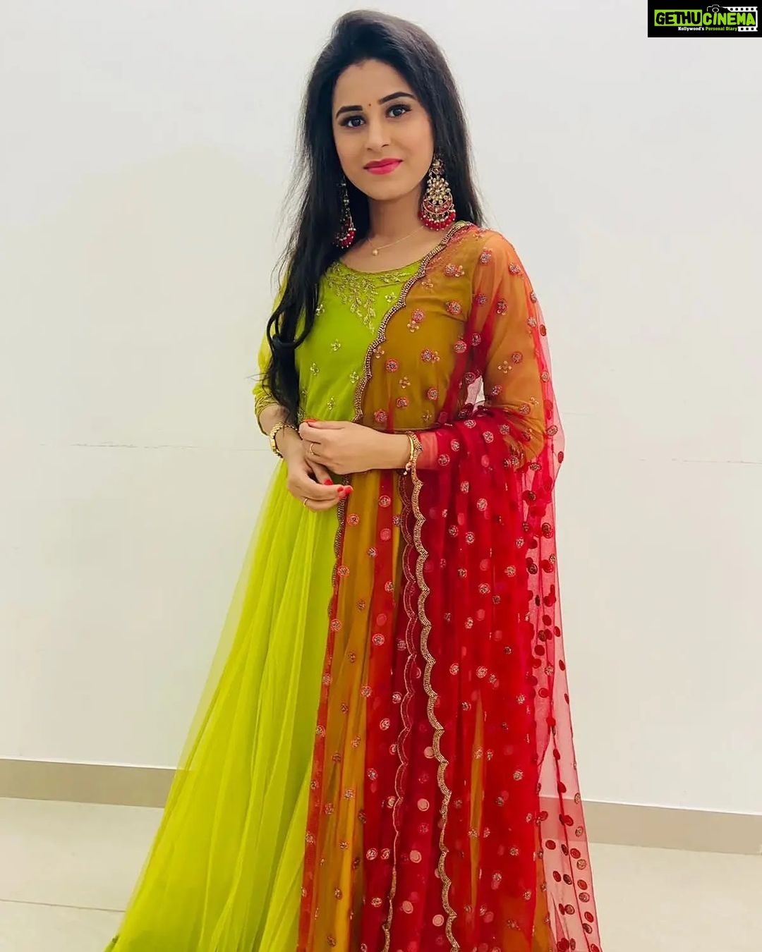 Rithika Tamil Selvi Instagram - Happy morning everyone ☺✌ . . . Outfit designer @abinayadesignerstudio . . . #rithika #rithikavijaytv #tamil_rithika #vijaystars #Rithika #rithikacwc