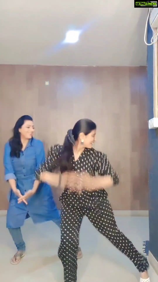 Rithika Tamil Selvi Instagram - It's was fun making this reel with this cutie @suchitraks 🤣 though we got the perfect one, still I loved this blooper & wanted to share this to all😃 #rithika #rithikavijaytv #reelsindia #reelsinstagram #baakiyalakshmi #baakialakshmivijaytv #vijaystars #vijaytelevision #ranjithamey #ranjithame #trendingreels #trendingsongs #trending #trendingvijaysong #ranjithameyreels