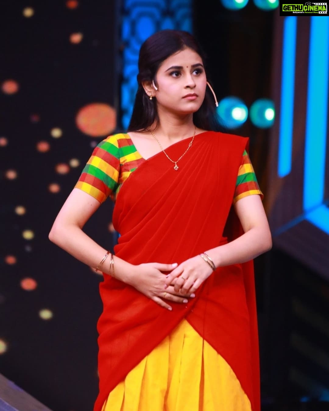 Rithika Tamil Selvi Instagram - Happy to meet the great legend k.Bhagyaraj sir... 😊 Guess my look in upcoming episode friends..!! . . . Pc : @vishnukanth_gk . . . #rithika #vijaytelevision #vijaytvrithika #rithikavijaytv #crkr #comedyrajakalakkalrani