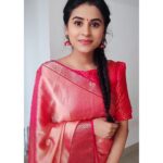 Rithika Tamil Selvi Instagram - Life is always a SURPRISE . Make sure that you are surprised in a good way😊 Have a great month ahead ✌ Saree @ashas_womens_collection Designer @thisadesignstudio . . . #rithika #sareelove #vijaystars #tamil_rithika #rithikavijaytv #traditionalwear