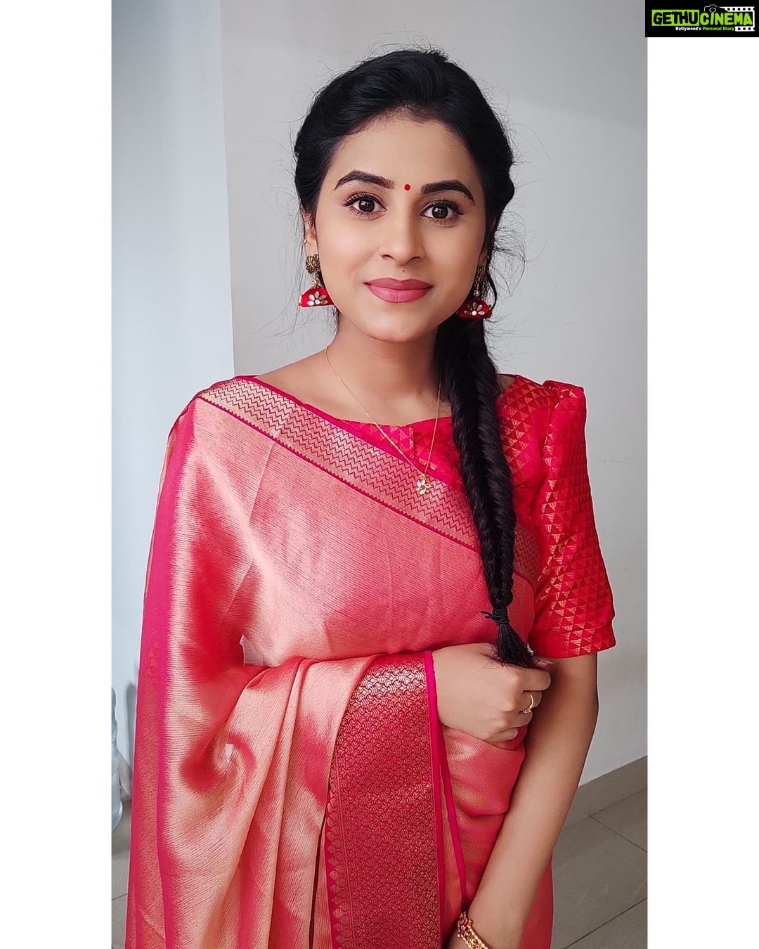 Rithika Tamil Selvi Instagram - Life is always a SURPRISE . Make sure that you are surprised in a good way😊 Have a great month ahead ✌ Saree @ashas_womens_collection Designer @thisadesignstudio . . . #rithika #sareelove #vijaystars #tamil_rithika #rithikavijaytv #traditionalwear