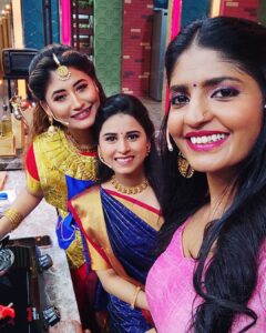 Rithika Tamil Selvi Instagram - Happy faces 😀❤
. 
. 
. 
#Rithika #rithikacookwithcomali #cookwithcomali2 #cookwithcomalicelebration #cookwithcomaliseason2 #cookwithcomalifamily #cookwithcomali #vijaystars #vijaytelevision #vijaytvartist #vijaytvshows #stressbuster #tamil_rithika #tamilselvi_rithika #rithikavijaytv #rithikacwc
