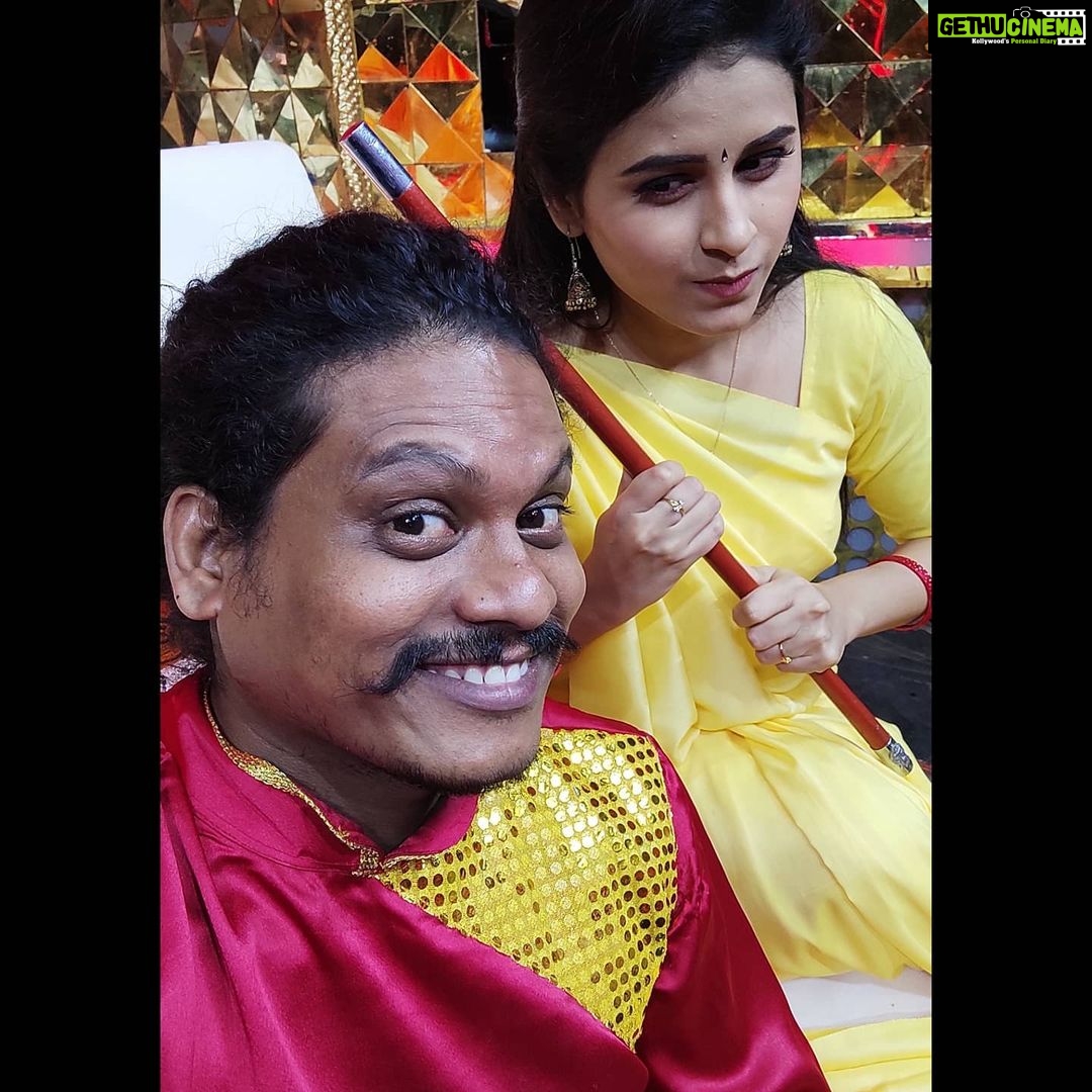 Rithika Tamil Selvi Instagram - Happy faces 😀 . . . #Rithika #rithikavijaytv #rithikacwc #tamil_rithika #tamilselvi_rithika #vijaystars #vijaytelevision #comedyrajakalakkalrani #cookwithcomalifamily #cookwithcomali2 #rithika #vijaytvshows
