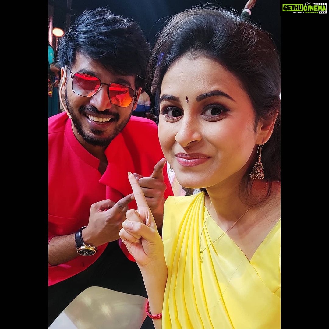 Rithika Tamil Selvi Instagram - Happy faces 😀 . . . #Rithika #rithikavijaytv #rithikacwc #tamil_rithika #tamilselvi_rithika #vijaystars #vijaytelevision #comedyrajakalakkalrani #cookwithcomalifamily #cookwithcomali2 #rithika #vijaytvshows