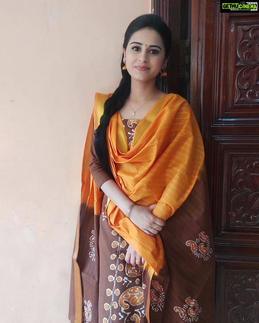 Rithika Tamil Selvi Instagram - 😊 . . . . . Chudidhar @dsrsarees Designer @thisadesignstudio . . . . #Rithika #rithikacwc #tamil_rithika #rithikavijaytv #rithika #vijaystars #amirtha #Amirthabaakiyalakshmi