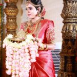 Rithika Tamil Selvi Instagram – Looking back at my big day❤️😍

Beautiful saree @ar_handlooms_kuthampully 
Customised blouse @knotweddinghouse 

#rithika #tamil_rithika #rithikawedding #rithikaweddingstories #rithikaweddingsaree #vijaytvrithika #rithikatamilselvi #weddingsaree #keralawedding #traditionalsaree