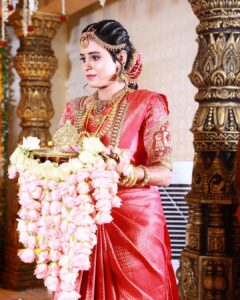 Rithika Tamil Selvi Instagram - Looking back at my big day❤️😍

Beautiful saree @ar_handlooms_kuthampully 
Customised blouse @knotweddinghouse 

#rithika #tamil_rithika #rithikawedding #rithikaweddingstories #rithikaweddingsaree #vijaytvrithika #rithikatamilselvi #weddingsaree #keralawedding #traditionalsaree