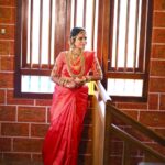 Rithika Tamil Selvi Instagram - Looking back at my big day❤️😍 Beautiful saree @ar_handlooms_kuthampully Customised blouse @knotweddinghouse #rithika #tamil_rithika #rithikawedding #rithikaweddingstories #rithikaweddingsaree #vijaytvrithika #rithikatamilselvi #weddingsaree #keralawedding #traditionalsaree