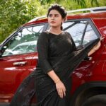 Rithika Tamil Selvi Instagram - We don’t grow when things are easy, we grow when we face challenges. “Win in ur mind and you will win in ur reality “👍 Have a good day people 🖤 Outfit @knotweddinghouse Hairdo @miss_rose_makeover PC : @naveen_shetty_04 . . . #rithika #tamil_rithika #vijaystars #vijaytelevision #rithikatamilselvi #blacklove #blacksaree #vijaytelevisionawards