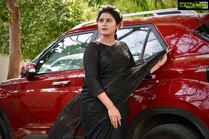 Rithika Tamil Selvi Instagram - We don’t grow when things are easy, we grow when we face challenges. “Win in ur mind and you will win in ur reality “👍 Have a good day people 🖤 Outfit @knotweddinghouse Hairdo @miss_rose_makeover PC : @naveen_shetty_04 . . . #rithika #tamil_rithika #vijaystars #vijaytelevision #rithikatamilselvi #blacklove #blacksaree #vijaytelevisionawards