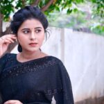 Rithika Tamil Selvi Instagram - We don’t grow when things are easy, we grow when we face challenges. “Win in ur mind and you will win in ur reality “👍 Have a good day people 🖤 Outfit @knotweddinghouse Hairdo @miss_rose_makeover PC : @naveen_shetty_04 . . . #rithika #tamil_rithika #vijaystars #vijaytelevision #rithikatamilselvi #blacklove #blacksaree #vijaytelevisionawards