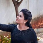 Rithika Tamil Selvi Instagram - We don’t grow when things are easy, we grow when we face challenges. “Win in ur mind and you will win in ur reality “👍 Have a good day people 🖤 Outfit @knotweddinghouse Hairdo @miss_rose_makeover PC : @naveen_shetty_04 . . . #rithika #tamil_rithika #vijaystars #vijaytelevision #rithikatamilselvi #blacklove #blacksaree #vijaytelevisionawards