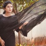Rithika Tamil Selvi Instagram - We don’t grow when things are easy, we grow when we face challenges. “Win in ur mind and you will win in ur reality “👍 Have a good day people 🖤 Outfit @knotweddinghouse Hairdo @miss_rose_makeover PC : @naveen_shetty_04 . . . #rithika #tamil_rithika #vijaystars #vijaytelevision #rithikatamilselvi #blacklove #blacksaree #vijaytelevisionawards