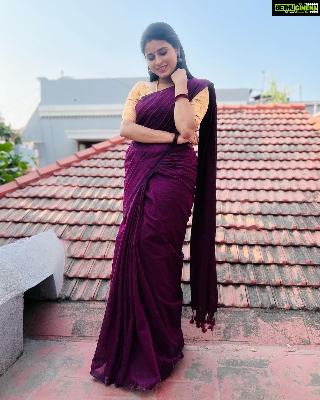 Rithika Tamil Selvi Instagram - “The only way to do great work is to love what u do”. -Steve jobs Good evening people 😊 Saree @ashas_womens_collection Blouse @niraa_celebrating_fashions . . . #rithika #tamil_rithika #vijaystars #vijaytelevision #amirthabaakiyalakshmi #baakiyalakshmi_vijaytv #sareelove #cottonsaree