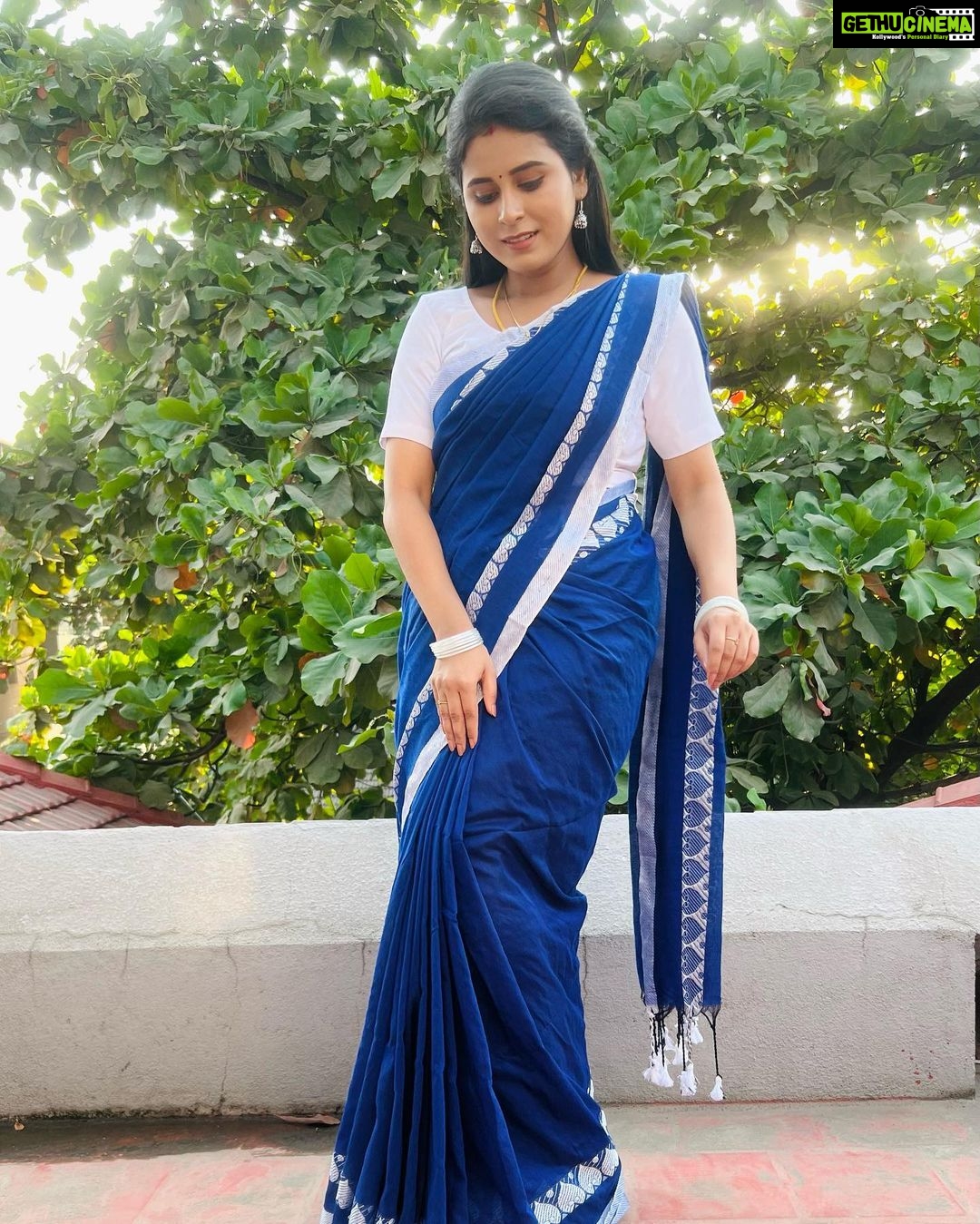 Rithika Tamil Selvi Instagram - “The only way to do great work is to love what u do”. -Steve jobs Good evening people 😊 Saree @ashas_womens_collection Blouse @niraa_celebrating_fashions . . . #rithika #tamil_rithika #vijaystars #vijaytelevision #amirthabaakiyalakshmi #baakiyalakshmi_vijaytv #sareelove #cottonsaree