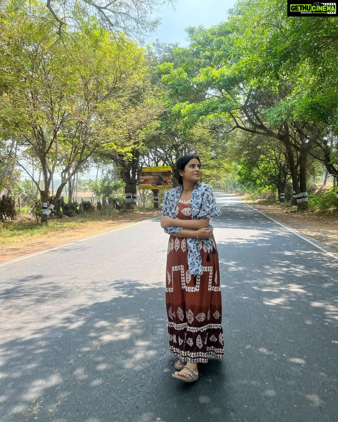 Rithika Tamil Selvi Instagram - ❤️ ☮️ ✌️ . . . . #happiness #lovepeacehappiness #positivevibes #positivevibesonly #peaceofmind #pollachi #riverside #pollachiriver #tamil_rithika #rithika #rithikavijaytv #rithikatamilselvi #vijaystars #cocolagoonpollachi #cocolagoon #vacationmode Pollachi
