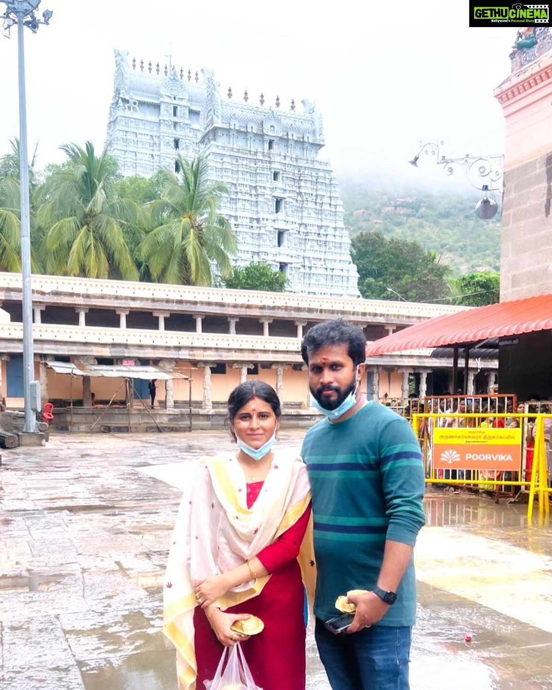 Rithika Tamil Selvi Instagram - ஓம் நம சிவாய🙏🏻 @vinun43 . . . #thiruvannamalaitemple #arulmiguarunachaleswarartemple #tiruvannamalai #rithika #tamil_rithika #vinurithika #vijaystars #vijaytelevision Annamalayar Temple Tiruvannamalai