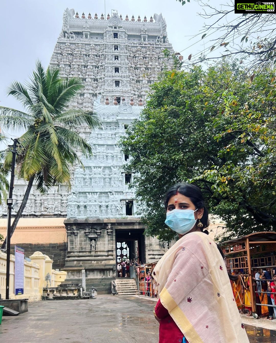 Rithika Tamil Selvi Instagram - ஓம் நம சிவாய🙏🏻 @vinun43 . . . #thiruvannamalaitemple #arulmiguarunachaleswarartemple #tiruvannamalai #rithika #tamil_rithika #vinurithika #vijaystars #vijaytelevision Annamalayar Temple Tiruvannamalai