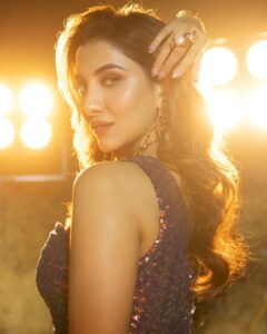 Rukmini Maitra Instagram - New Year\'s Eve Ready...💥💥💥❤️‍🔥❤️‍🔥❤️‍🔥
P.S. With a Broken Knee but a Firm Spirit!💫

Outfit @kommalsood
Styling @styleographbychikkygoenka 
Makeup @makeupbybithikabenia 
Hair @hairbymousami 
Photography @pixelamalgam