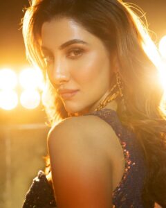 Rukmini Maitra Instagram - New Year\'s Eve Ready...💥💥💥❤️‍🔥❤️‍🔥❤️‍🔥
P.S. With a Broken Knee but a Firm Spirit!💫

Outfit @kommalsood
Styling @styleographbychikkygoenka 
Makeup @makeupbybithikabenia 
Hair @hairbymousami 
Photography @pixelamalgam