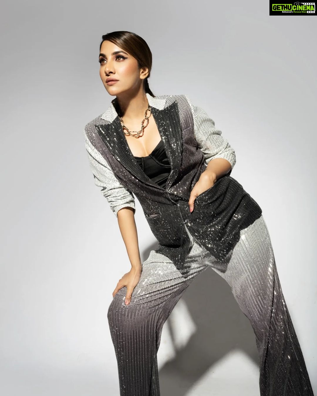 Rukmini Maitra Instagram - Damn the Shade...🖤🤍