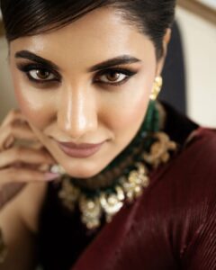 Rukmini Maitra Instagram - I know I\'ve kept you waiting..😉

#KIFF #KIFF2022 #28thKIFF 

Outfit Custom made by @kiranuttamghosh 
Styling @styleographbychikkygoenka 
Makeup & Hair @makeupartist_prasenjit 
Photography @pixelamalgam