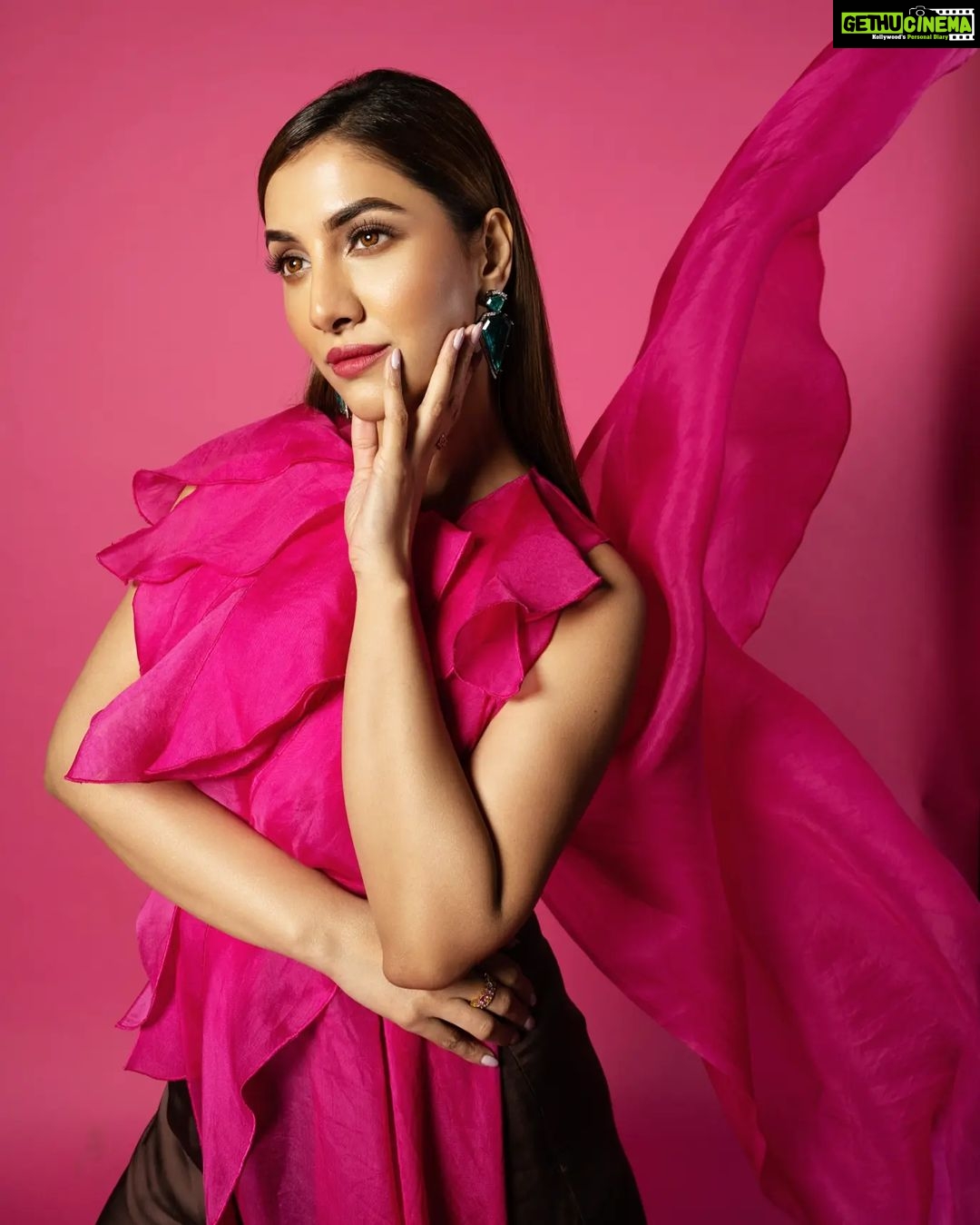 Rukmini Maitra Instagram - "Enough of PINK!".. Said No Girl Ever!ππ #dancedancejuniorseason3 tonight at 9:30pm only on @starjalsha Outfit @richakhemkalabel Styling @styleographbychikkygoenka Makeup @makeupbybithikabenia Hair @hairbymousami Photography @pixelamalgam