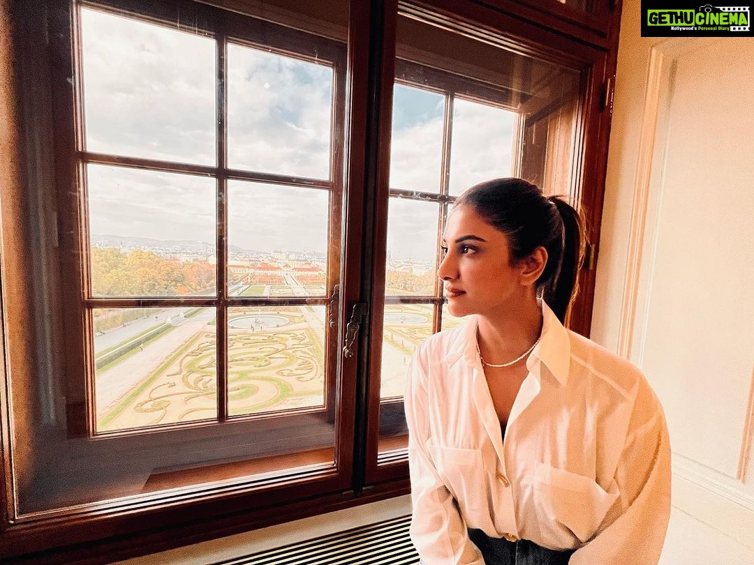 Rukmini Maitra Instagram - ๐
๐งก Belvedere Palace Vienna