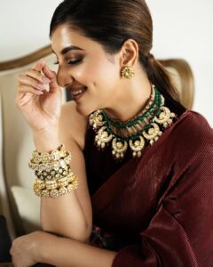 Rukmini Maitra Instagram - I know I\'ve kept you waiting..😉

#KIFF #KIFF2022 #28thKIFF 

Outfit Custom made by @kiranuttamghosh 
Styling @styleographbychikkygoenka 
Makeup & Hair @makeupartist_prasenjit 
Photography @pixelamalgam