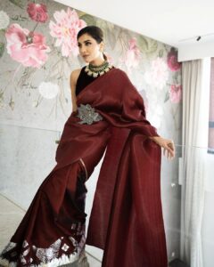Rukmini Maitra Instagram - I know I\'ve kept you waiting..😉

#KIFF #KIFF2022 #28thKIFF 

Outfit Custom made by @kiranuttamghosh 
Styling @styleographbychikkygoenka 
Makeup & Hair @makeupartist_prasenjit 
Photography @pixelamalgam