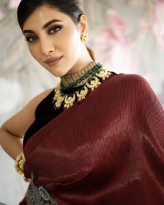 Rukmini Maitra Instagram - I know I\'ve kept you waiting..😉

#KIFF #KIFF2022 #28thKIFF 

Outfit Custom made by @kiranuttamghosh 
Styling @styleographbychikkygoenka 
Makeup & Hair @makeupartist_prasenjit 
Photography @pixelamalgam