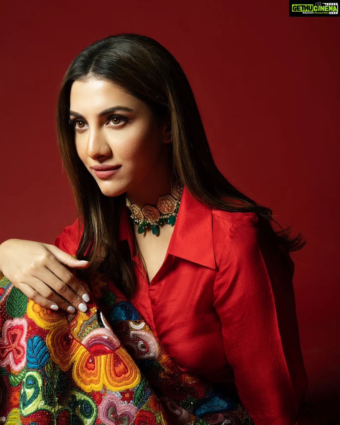 Rukmini Maitra Instagram - प्यार, इश्क़ और मोहब्बत..❤️ #dancedancejuniorseason3 tonight at 9:30pm only on @starjalsha Outfit @431_88 @bobocalcutta Styling @styleographbychikkygoenka Makeup @makeupbybithikabenia Hair @hairbymousami Photography @pixelamalgam