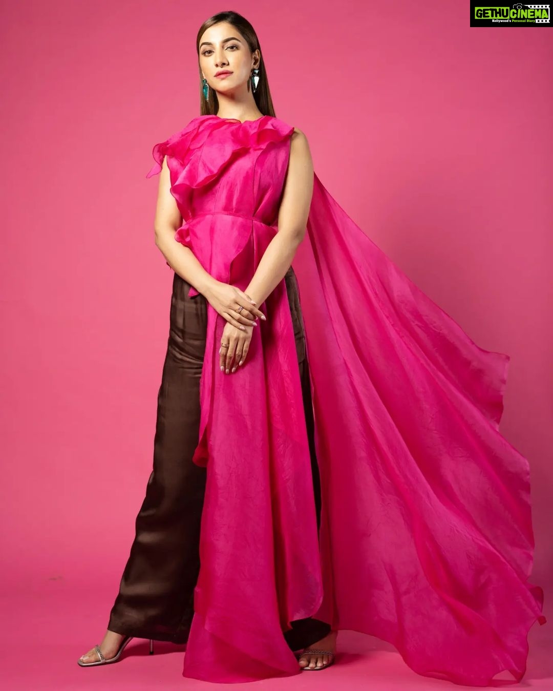Rukmini Maitra Instagram - "Enough of PINK!".. Said No Girl Ever!ππ #dancedancejuniorseason3 tonight at 9:30pm only on @starjalsha Outfit @richakhemkalabel Styling @styleographbychikkygoenka Makeup @makeupbybithikabenia Hair @hairbymousami Photography @pixelamalgam