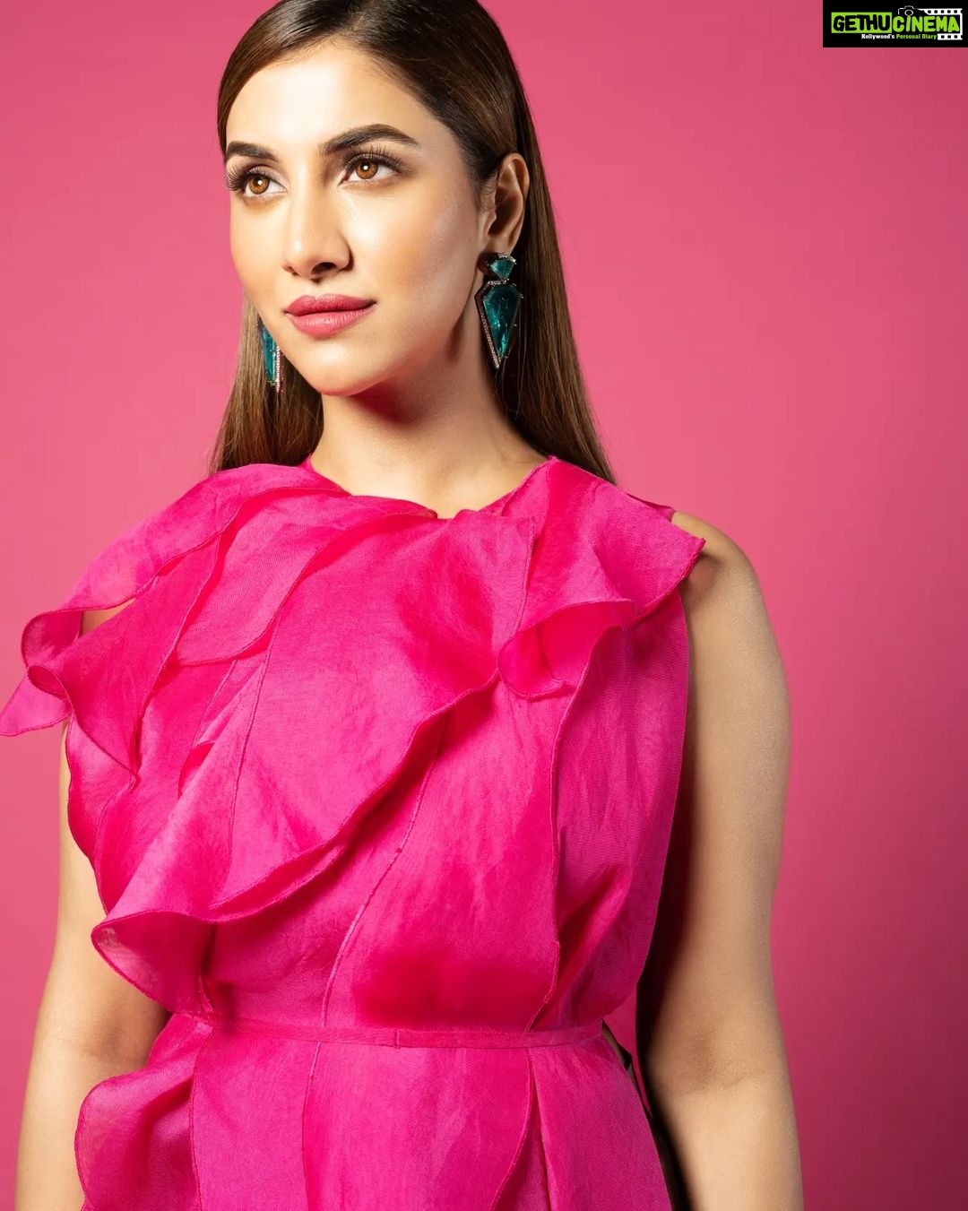 Rukmini Maitra Instagram - "Enough of PINK!".. Said No Girl Ever!ππ #dancedancejuniorseason3 tonight at 9:30pm only on @starjalsha Outfit @richakhemkalabel Styling @styleographbychikkygoenka Makeup @makeupbybithikabenia Hair @hairbymousami Photography @pixelamalgam