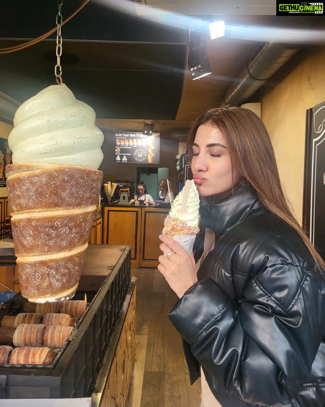 Rukmini Maitra Instagram - Prague = CHIMNEY CAKE!🍦😍🤤 White Chocolate was just 💋😍 Prague, Czech Republic