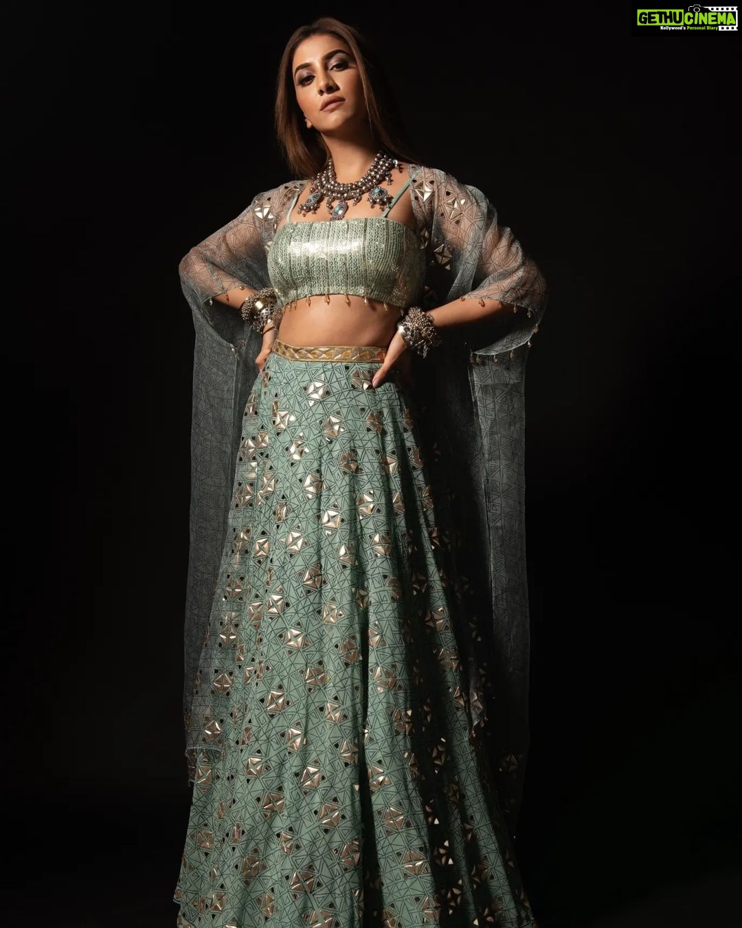 Rukmini Maitra Instagram - No Monday Blues Here..🤷🏻♀️ Catch me on #DanceDanceJuniorSeason3 every Saturday & Sunday 9:30pm on @starjalsha Outfit @poojarajgarhiagupta Styling @styleographbychikkygoenka Makeup @makeupbybithikabenia Hair @hairbymousami Photography @pixelamalgam