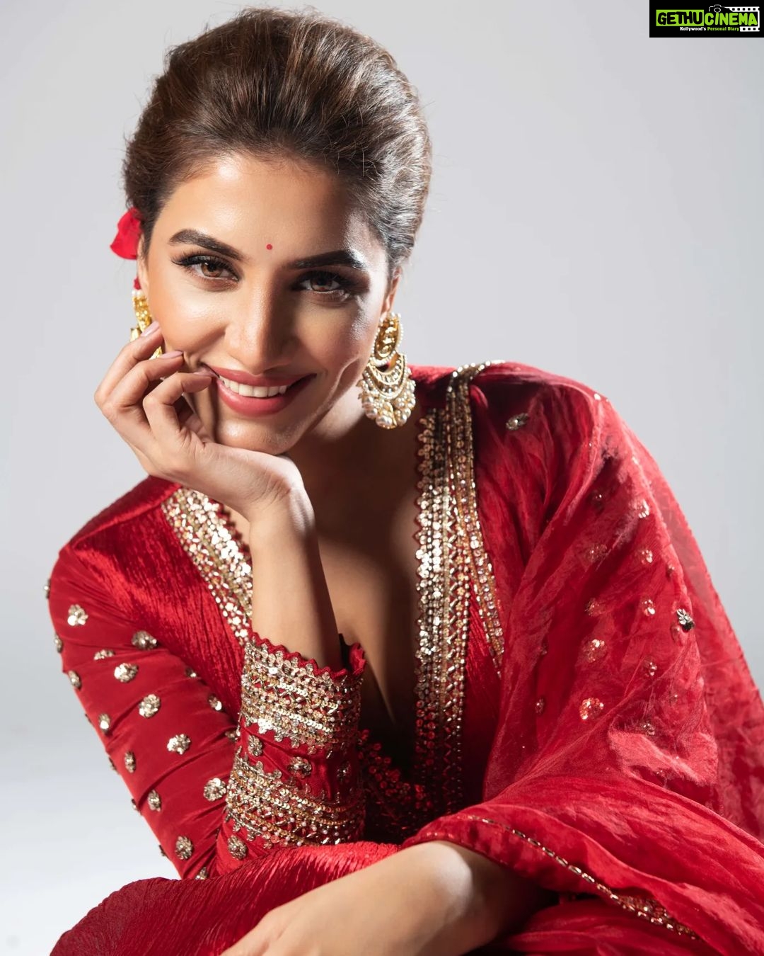 Rukmini Maitra Instagram - শুভ মহাষষ্ঠী 🙏🏻❤️ Don't forget to watch #dancedancejuniorseason3 tonight at 9:30pm only on @starjalsha Outfit @nidhikashekharofficial Styling @styleographbychikkygoenka Makeup @makeupbybithikabenia Hair @hairbymousami Photography @pixelamalgam