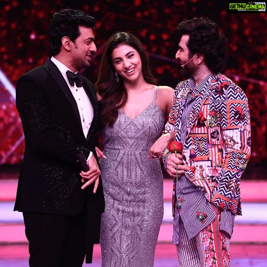 Rukmini Maitra Instagram - All Stars and More Heart! With My Most Dearests!❤️ Watch us Tonight on #IsmartJodi at 8pm only on @starjalsha #DDJSeason3 #DanceDanceJuniorSeason3